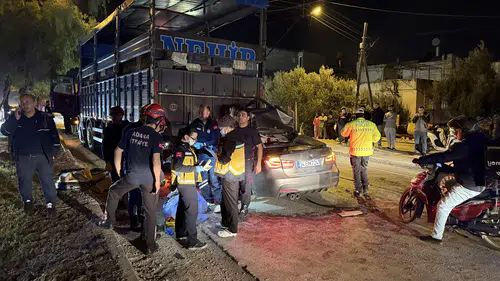 Lüks otomobil kamyona ok gibi saplandı: Ölü ve yaralılar var