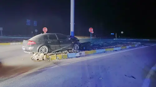 Konya’da otomobil refüje çıktı: 3 yaralı