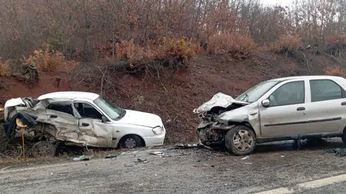 İki otomobil kafa kafaya çarpıştı: 1 ölü, 1’i ağır 2 yaralı