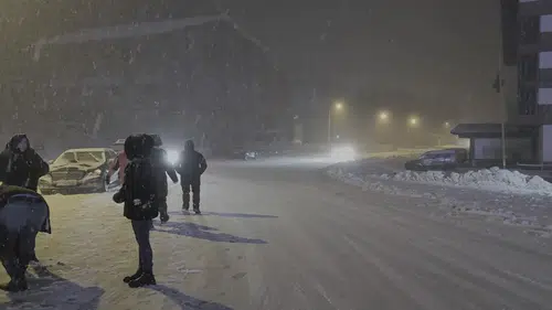Tatilciler mutlu: Ekipler yolların kapanmaması için aralıksız çalışıyor
