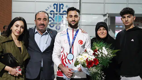 Dünya üçüncüsü olan milli sporcuya Konya'da coşkulu karşılama