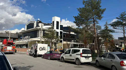 Konya'nın meşhur sokağında çıplak eylem! Çatıda saatlerce kaldı