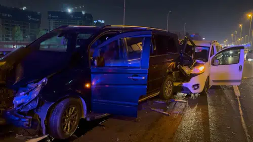 3 araç birbirine girdi: Zincirleme kazada 1 ağır 2 yaralı