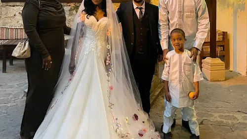 Aşk mesafeleri yendi: Afrikalı gelin Adana havasıyla coştu