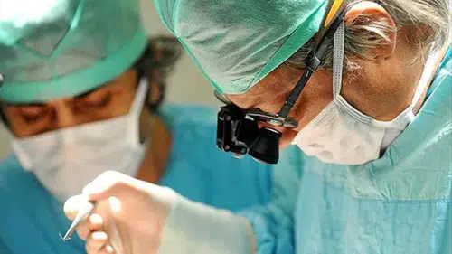İlaç diye pil yuttu başına gelmedik kalmadı