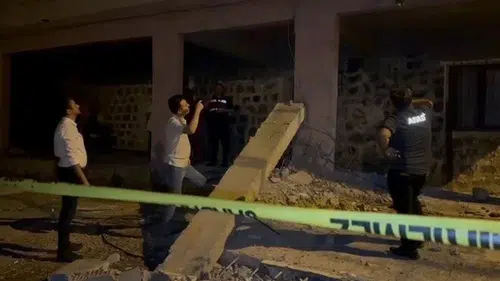 Evin balkonu çöktü, metrelerce yüksekten düştüler