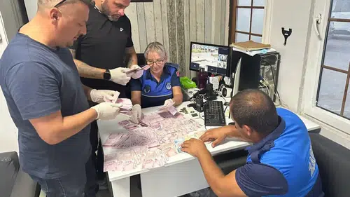 Dilencinin üzerinden çıkan parayı zabıtalar sayamadı