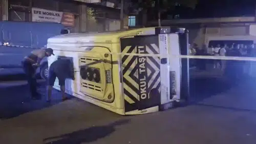 Otomobil ile servis minibüsü çarpıştı: Çok sayıda yaralı var