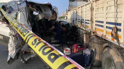 Yurt öğrencilerini taşıyan minibüs kaza yaptı: Ölü ve yaralılar var