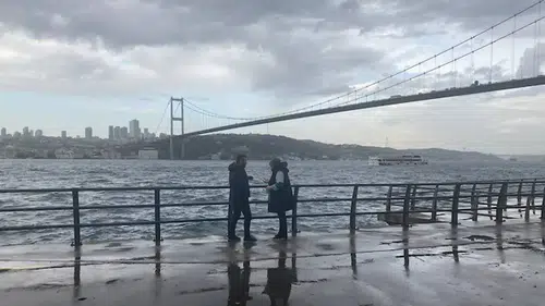 İstanbul'da şiddetli rüzgar etkili oluyor; Gülhane Parkı kapatıldı