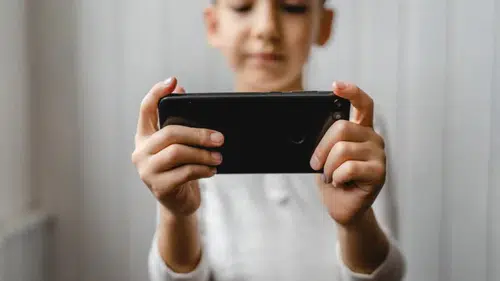 Akıllı telefonlar çocukların ruh sağlığını geriletiyor
