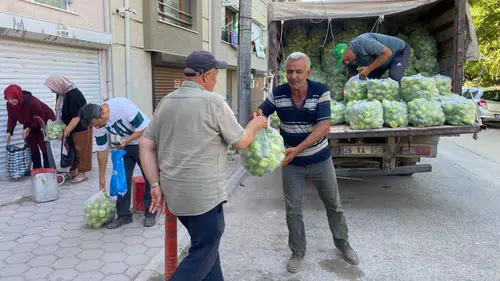 Halde 8, markette 80 lira olmasına sinirlendi! 5 ton ürünü bedava dağıttı