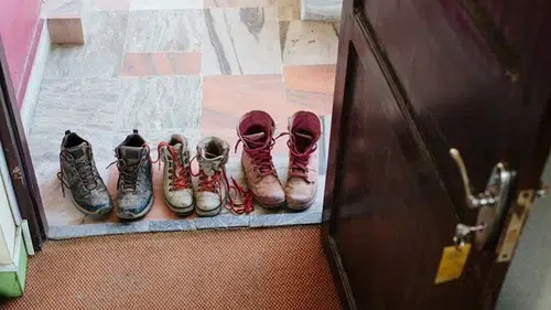 Cezası var mı? Kapı önüne ayakkabı bırakan yandı