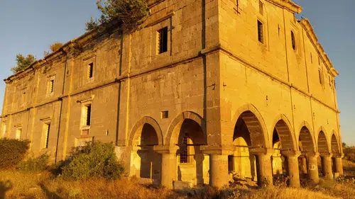 200 yıllık kilisenin kubbesi patlatıldı, duvarları karalama kağıdına döndü