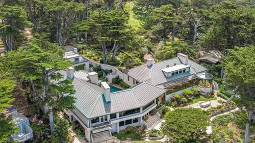 Sekiz yatak odası, 3 mutfak, 11 şömine: Temel İçgüdü filminin çekildiği ikonik villa satışta
