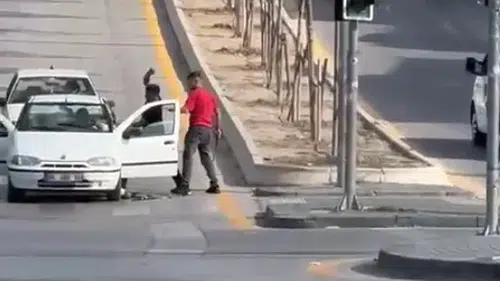 Trafikte önünü kestikleri sürücüye bıçak ve kılıçlı saldırdılar