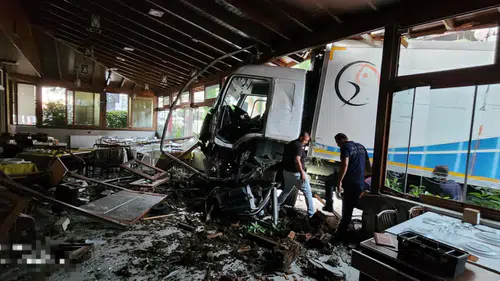 Ortalık savaş alanına döndü: Freni boşalan kamyon restorana girdi