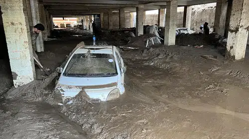 Pakistan'daki sel hayatı felç etti, yüzlerce ölü var