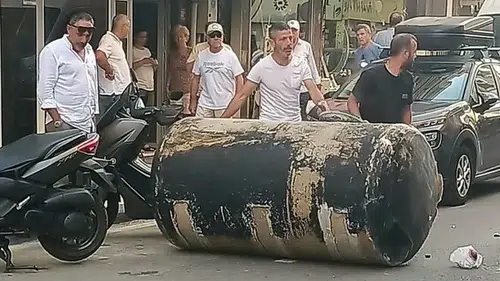 Balıkesir'de kuvvetli rüzgar: Dört tonluk su deposu caddeye uçtu