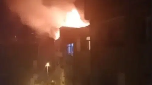 İstanbul'da korkutan patlama! 5 katlı binanın çatısında yangın çıktı