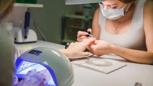 Kadınların kullandığı o tırnağa yasak geldi