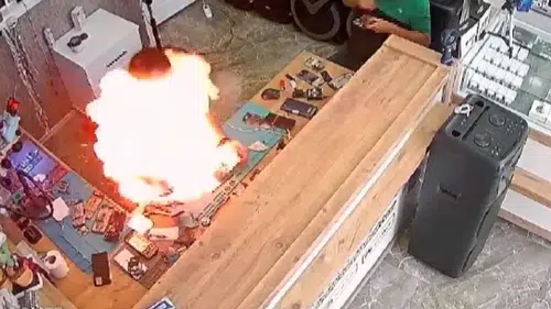 Telefon bataryası bomba gibi patladı: O anlar böyle görüntülendi