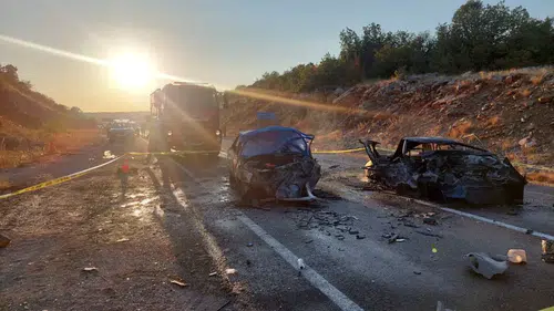 Kafa kafaya çarpıştılar: Alev alan araçta sıkışan 3 kişi hayatını kaybetti