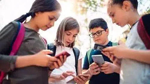Okullarda akıllı telefon yasağı: Ülkeler bir bir uygulamaya koyuyor