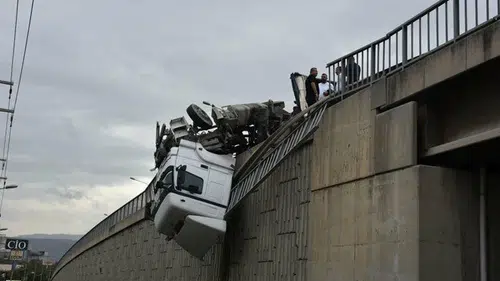 Korku dolu anlar: TIR viyadükte asılı kaldı