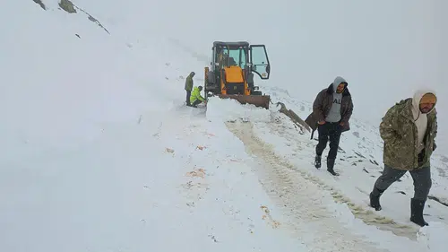 Eylül'de geldi: Yollar kapandı, vatandaşlar mahsur kaldı
