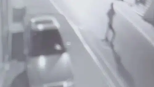 El yapımı patlayıcıyı sokak ortasında patlattı