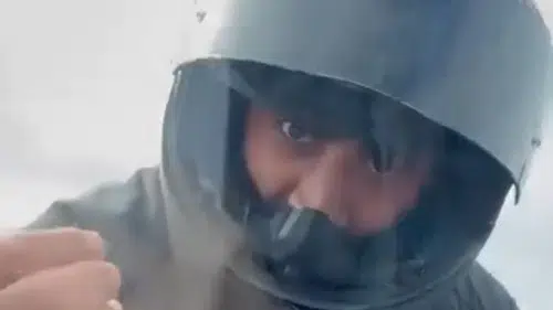 Motosikletli kadın avukatın aracını yumrukladı: O anlar kamerada
