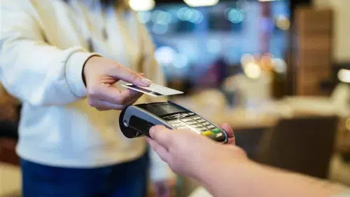 Banka kartını arkadaşına verdi hapis girdi