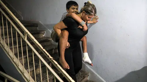 Muhabbet kuşunun peşinden altıncı kattan atladı