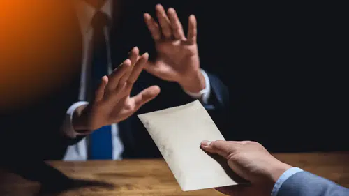 Rüşvet operasyonunda flaş gelişme! Poşet poşet para taşıdılar iddiası