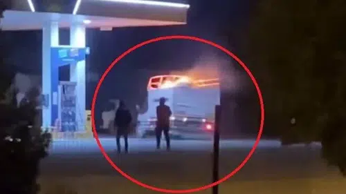 Alev alan kamyonet benzinliğe girdi: Dehşet dakikaları