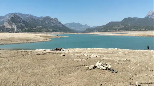 Kuraklık vurdu: Kuruyan gölü böyle değerlendirdiler