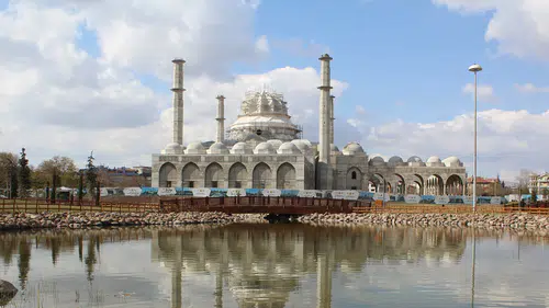 Konya'nın yeni eseri olduğu yerde sayıyor: Kubbe çürümeye bırakıldı
