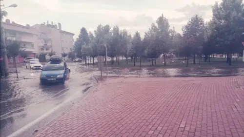Konya'da araçlar su üzerinde gitti! Altyapı alarm veriyor