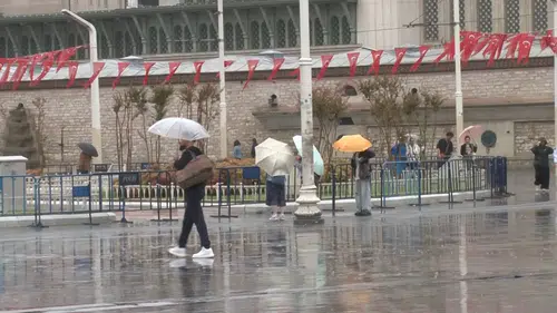 Yağışlı hava yurdu etkisi altında aldı: Yıldırımlar düştü, su baskınları yaşanıyor