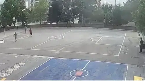 Okul müdüründen hayat kurtaran müdahale. Son anda yetişti