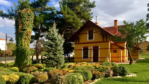 Konya’nın kalbindeki sarı binalar değişiyor: Yaşama renk katacak