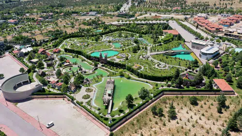 Konya'nın efsane parkına ziyaretçi akını: Dinozorlar geleni karşıladı