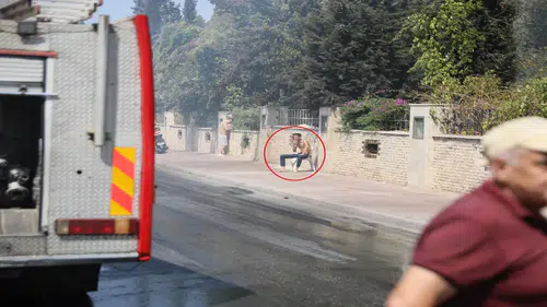 Evini ateşe verin karşıdan yarı çıplak yanışını seyretti