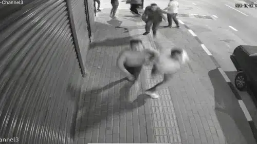 Kalabalığın arasına daldı, husumetlisini başından böyle vurdu