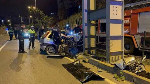 Üst geçidin ayağına çarpan otomobil ikiye bölündü: Ölüler var
