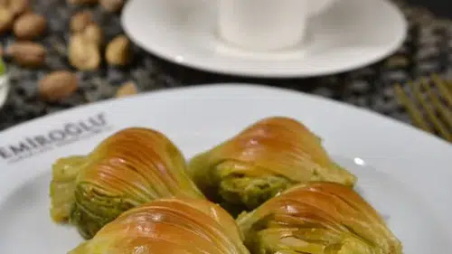 Efsane Lezzet: İncecik Hamuruyla Midye Baklava Keyfi
