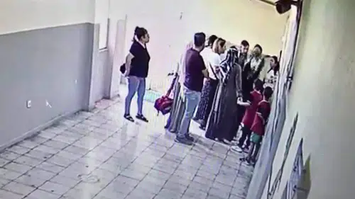 Bu görüntüler utandırıyor: Veliler okulda kadın öğretmeni darp etti