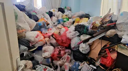 Bu evden çıkanlar çöpçüleri bile şoka uğrattı: 11 ton