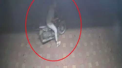 O motosikleti çaldı: Hırsızı rahatlığı pes dedirtti